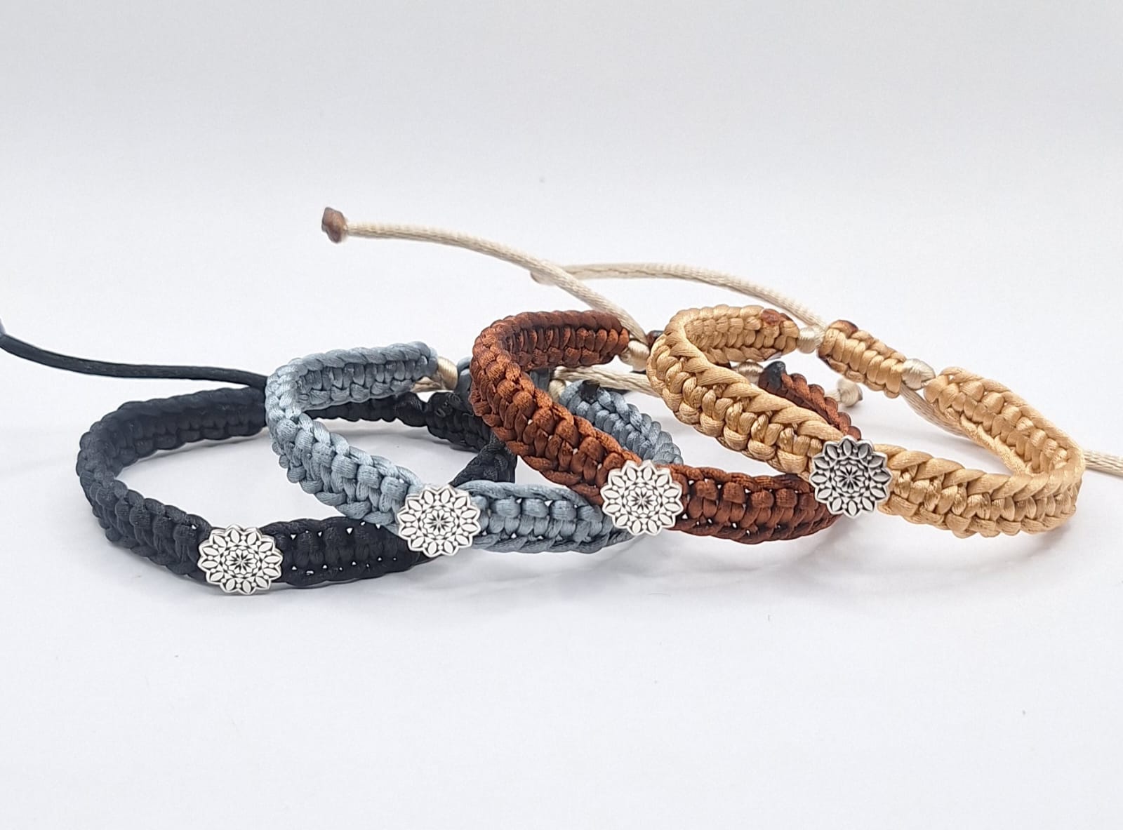 Pulseiras Good Vibes em macramê com pingentes de prata 925